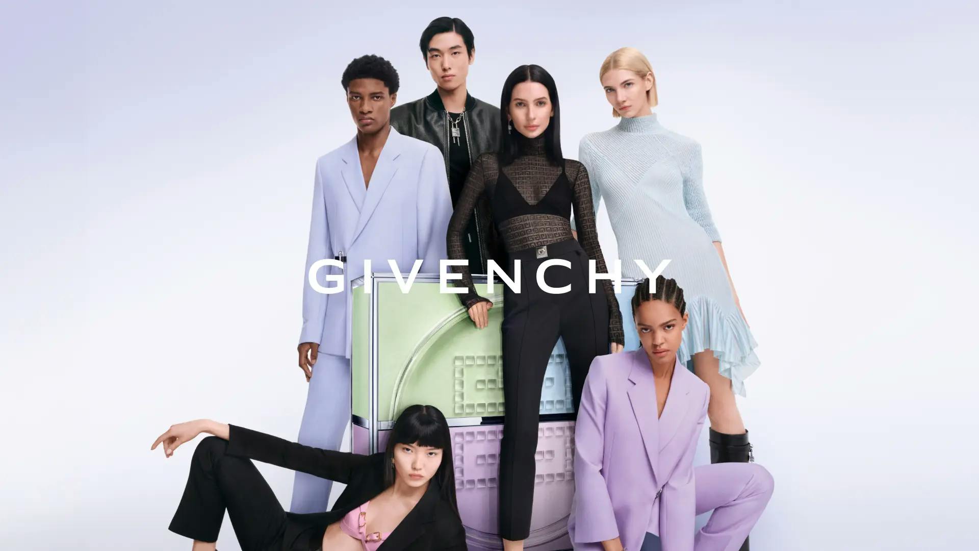 Logo Givenchy avec une photo de la campagne Prisme Libre Loose Powder